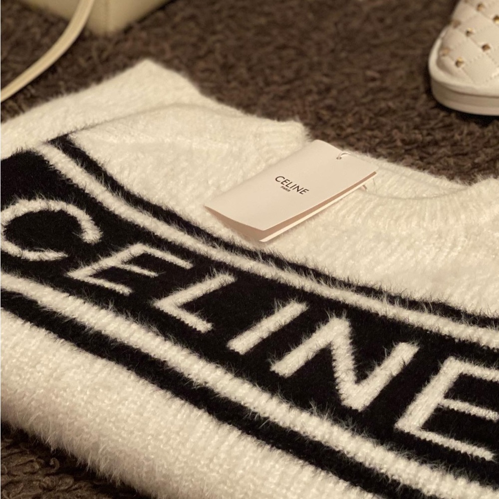 Pre loved Celine, but good as new. Very clean and only used a couple of times